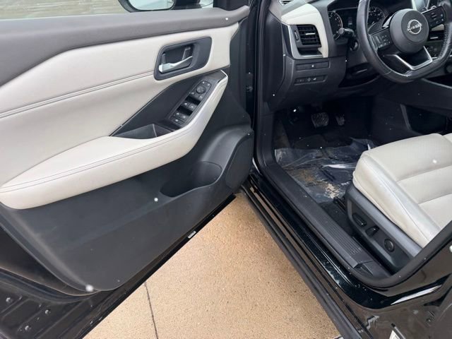 Used 2023 Nissan Rogue SV w/ SV Premium B Package image 16