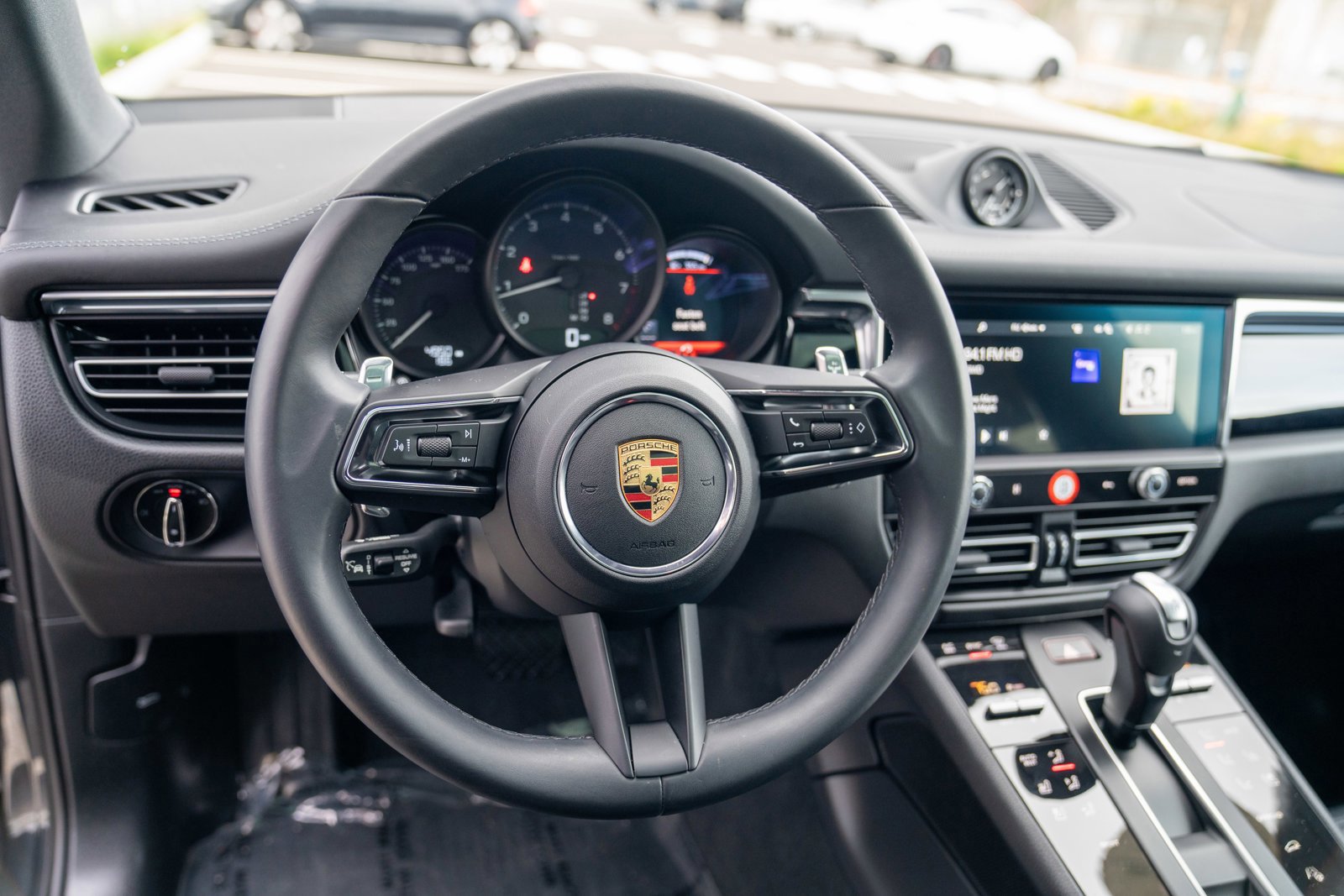 Certified 2025 Porsche Macan image 14