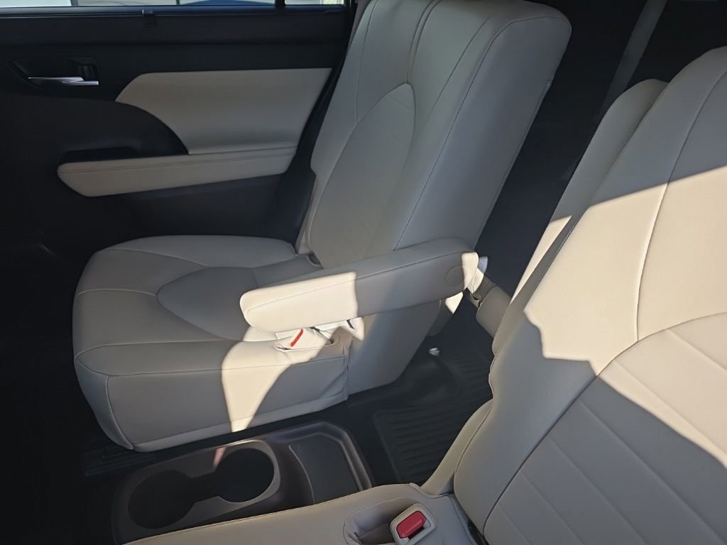 Used 2022 Toyota Highlander XLE image 19