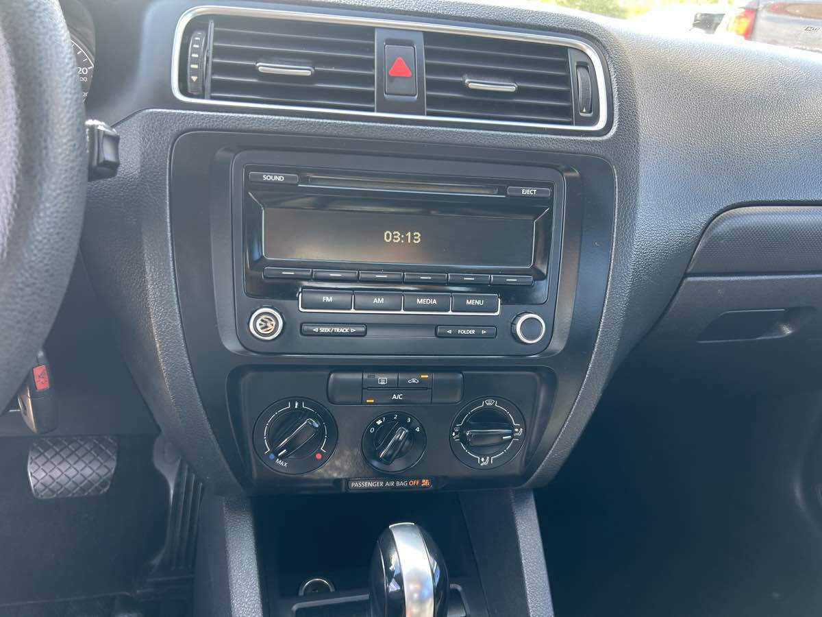 Used 2013 Volkswagen Jetta Base 4dr Sedan 6A image 12