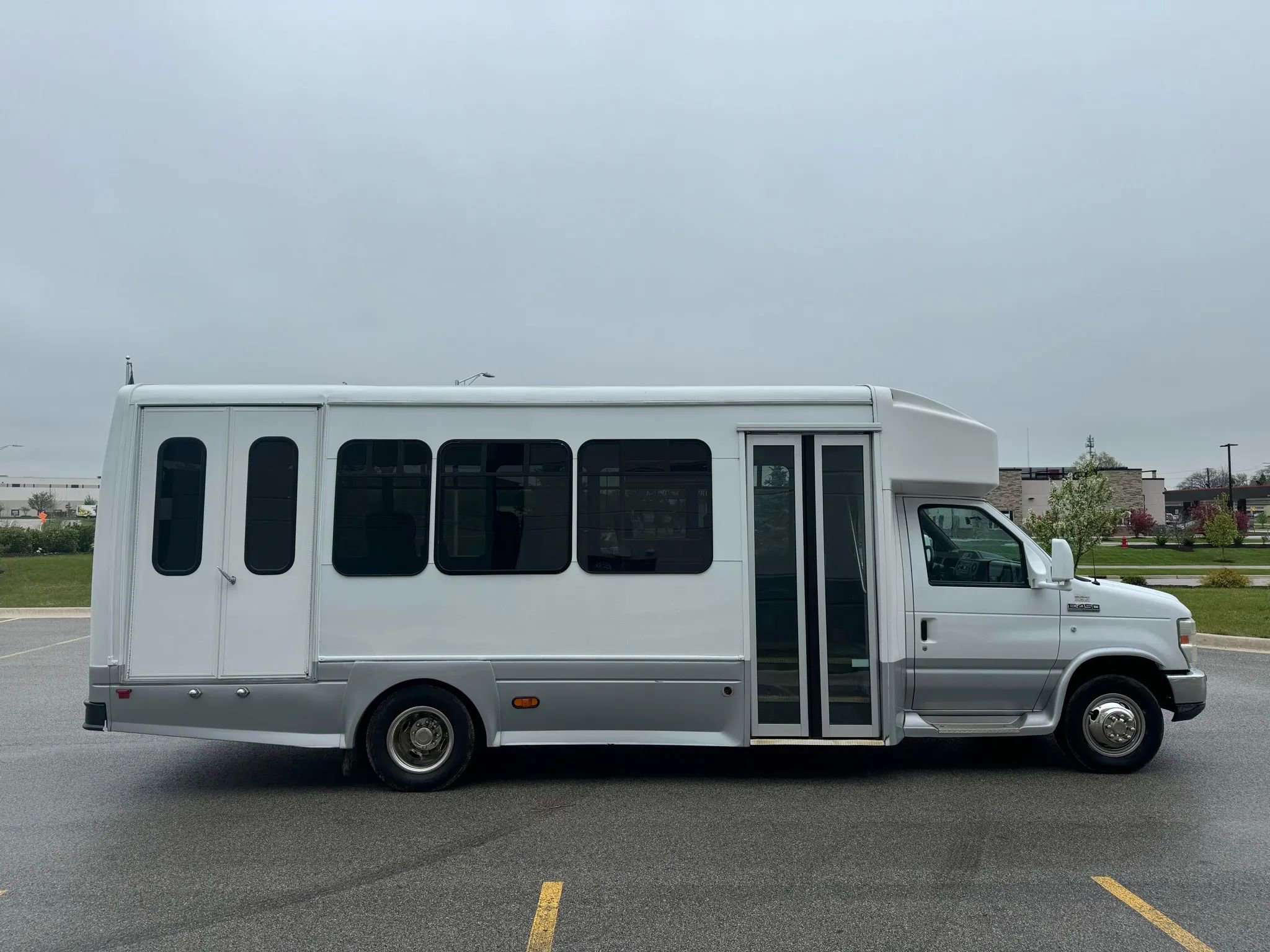 Used 2011 Ford E-450 and Econoline 450 Super Duty w/ Shuttle Bus Prep Pkg RWD image 4