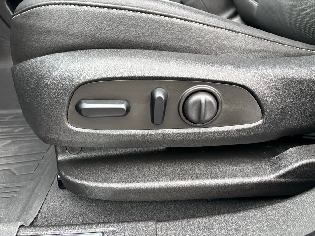 Used 2023 GMC Acadia SLT w/ Technology Package image 17