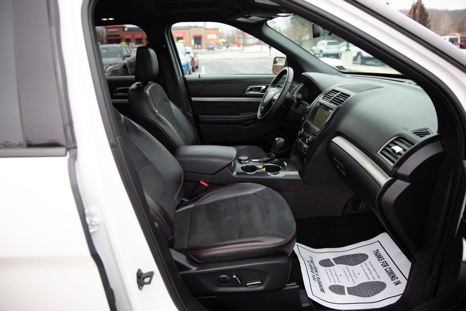 Used 2018 Ford Explorer XLT w/ Equipment Group 202A image 24