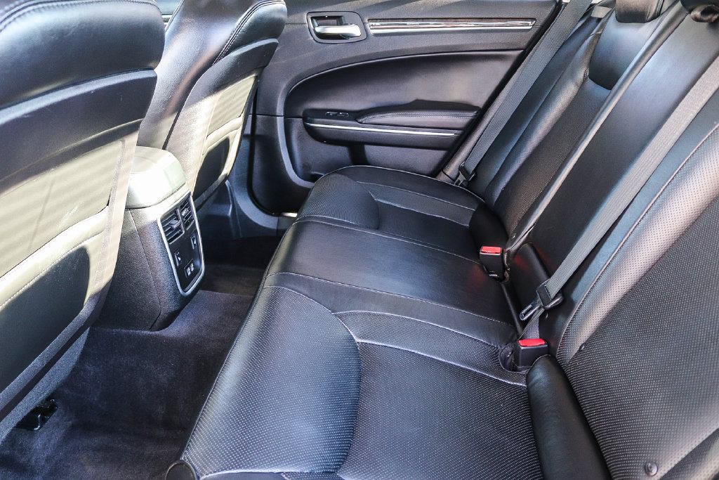 Used 2018 Chrysler 300 Limited AWD/4WD image 18