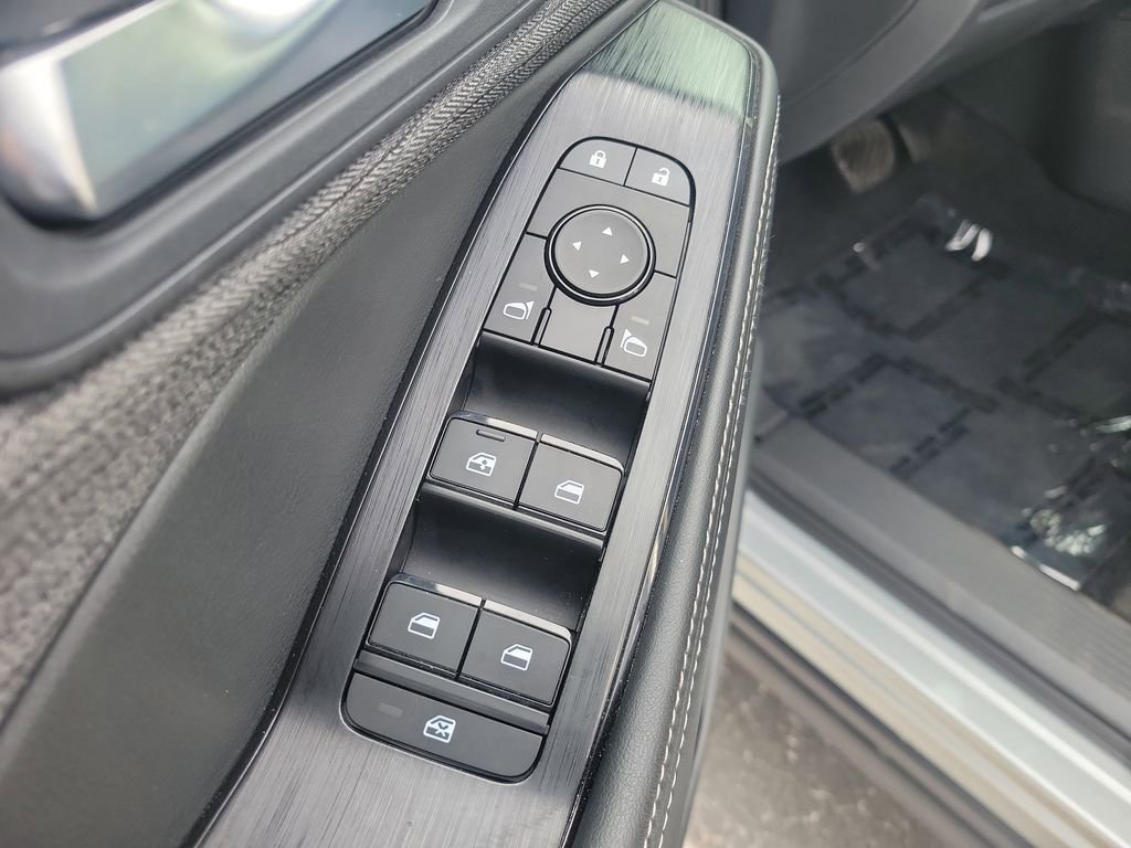 Used 2023 Nissan Rogue SV image 16