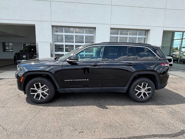 Used 2025 Jeep Grand Cherokee Limited AWD/4WD image 3