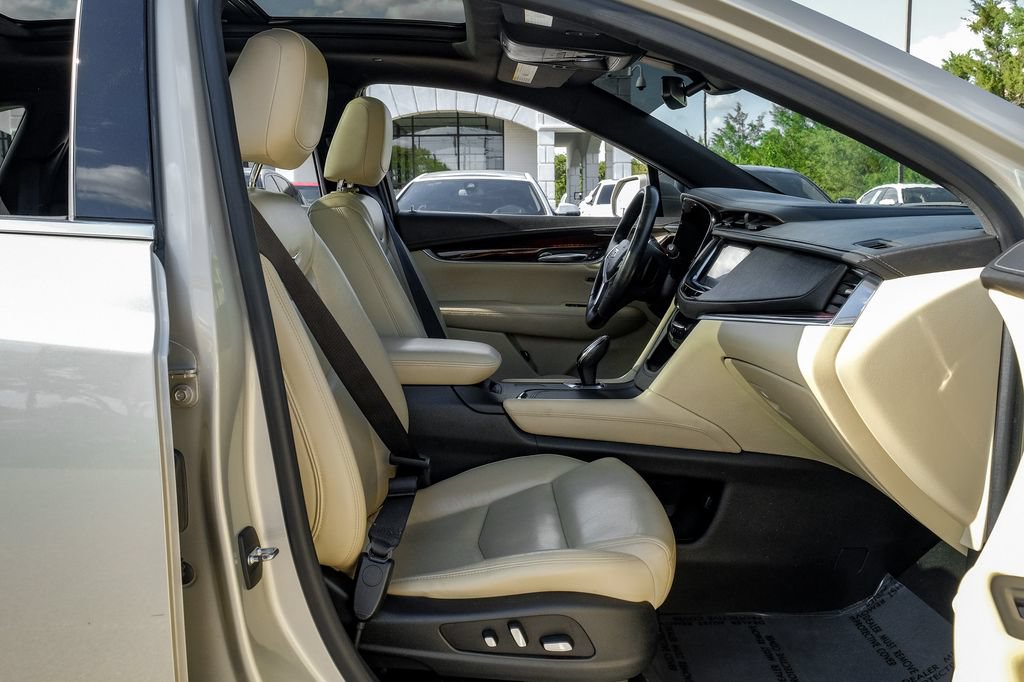 Used 2017 Cadillac XT5 Luxury w/ Driver Awareness Package FWD image 34