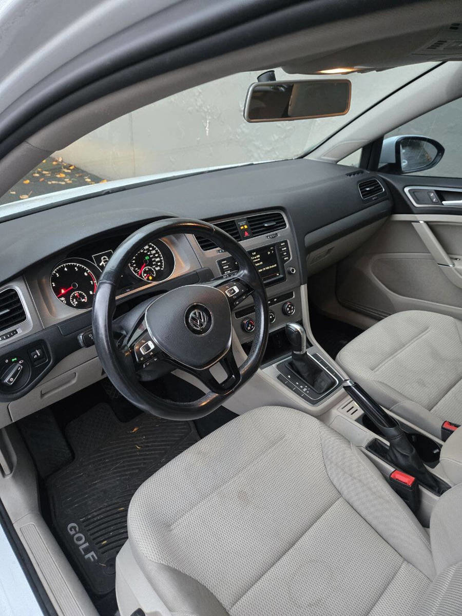 Used 2016 Volkswagen Golf S image 12