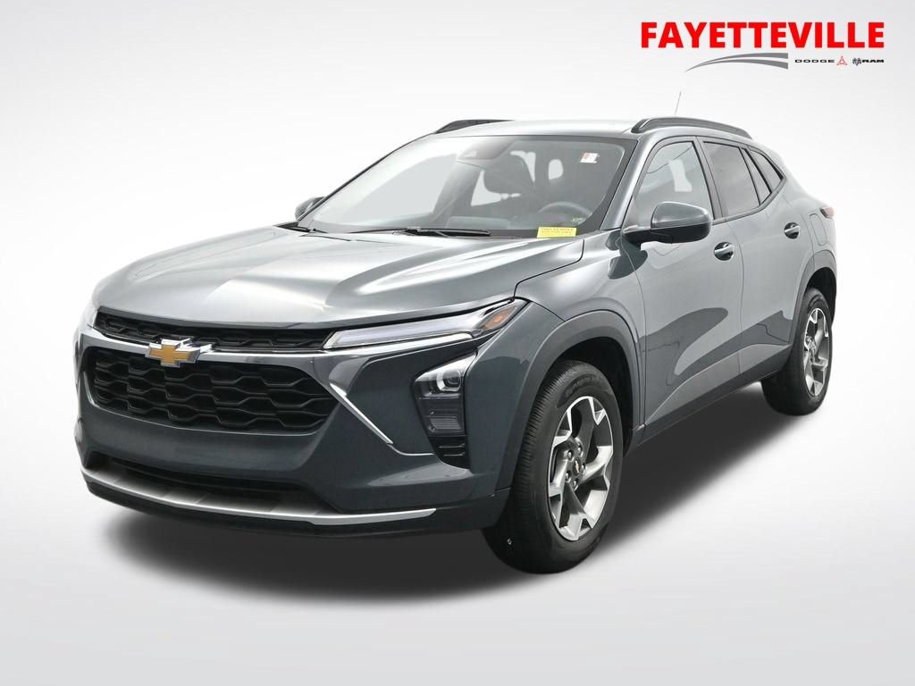 Used 2025 Chevrolet Trax LT FWD image 1
