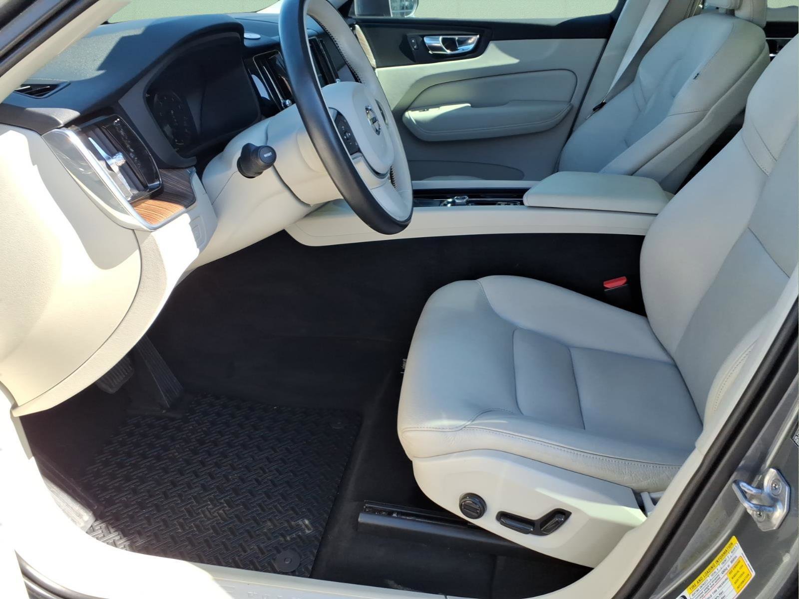 Used 2021 Volvo XC60 T5 Momentum w/ Premium Package image 13