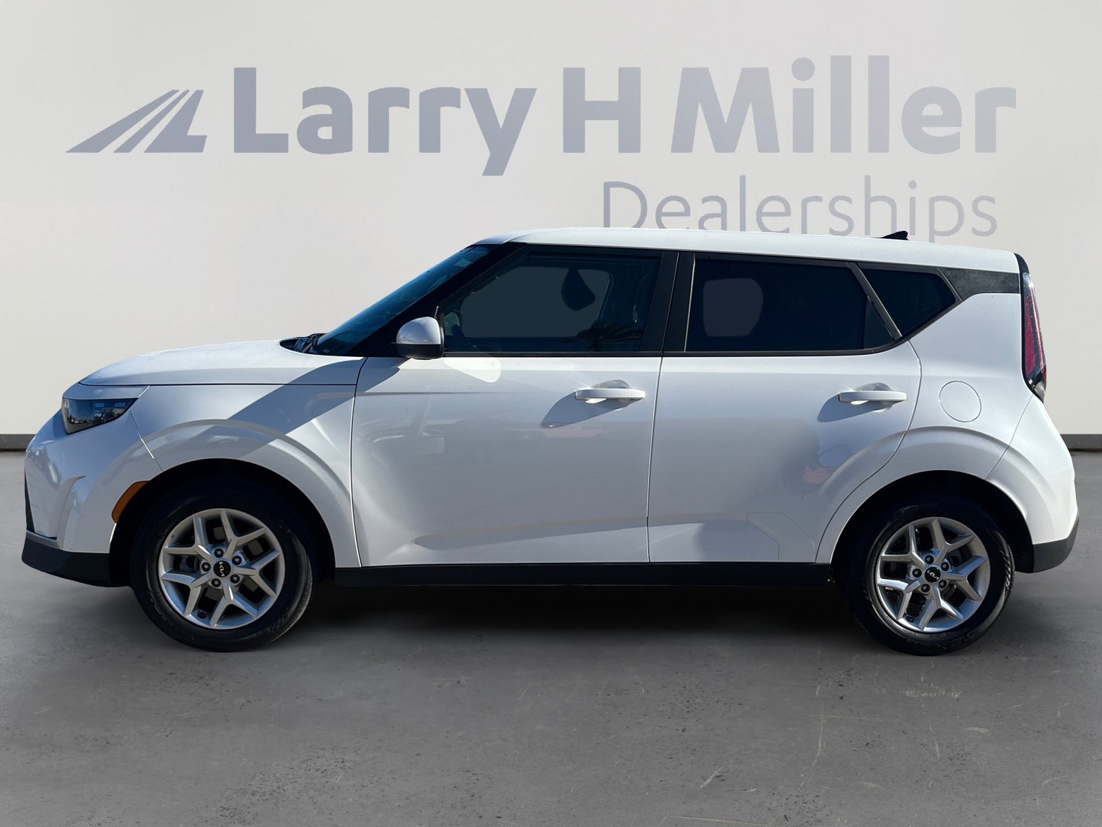 Used 2025 Kia Soul LX image 2