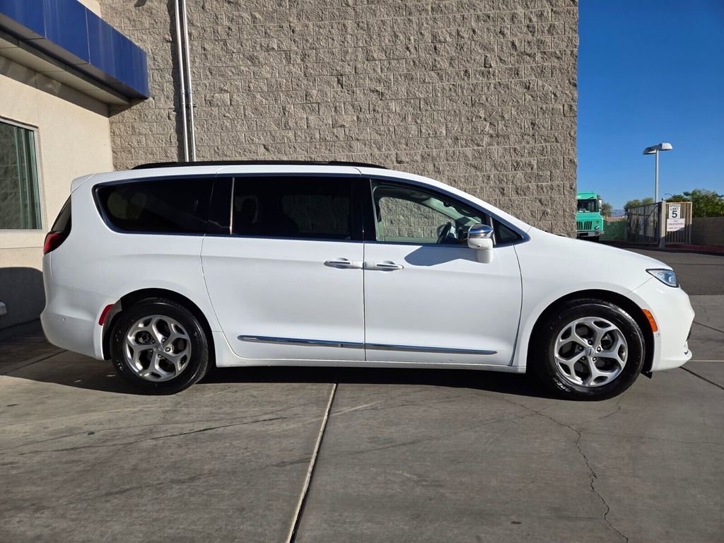 Used 2022 Chrysler Pacifica Limited image 5