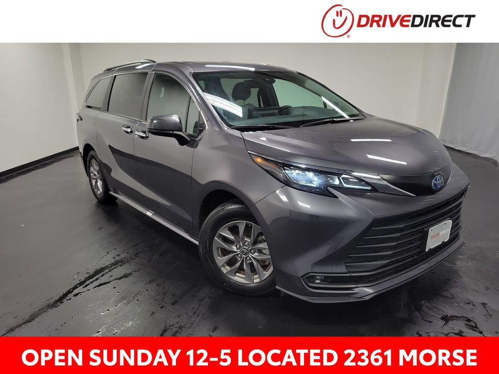 Used 2025 Toyota Sienna XLE w/ XLE Plus Package FWD image 1
