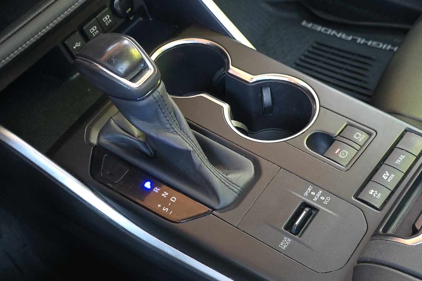 Used 2020 Toyota Highlander XLE image 25