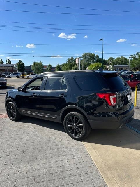Used 2017 Ford Explorer XLT w/ XLT Technology Feature Bundle AWD/4WD image 11