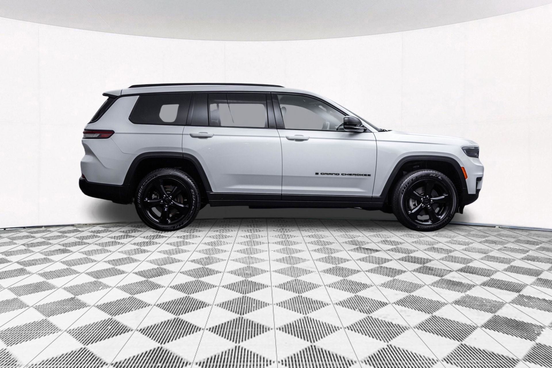 Used 2023 Jeep Grand Cherokee L Laredo AWD/4WD image 13