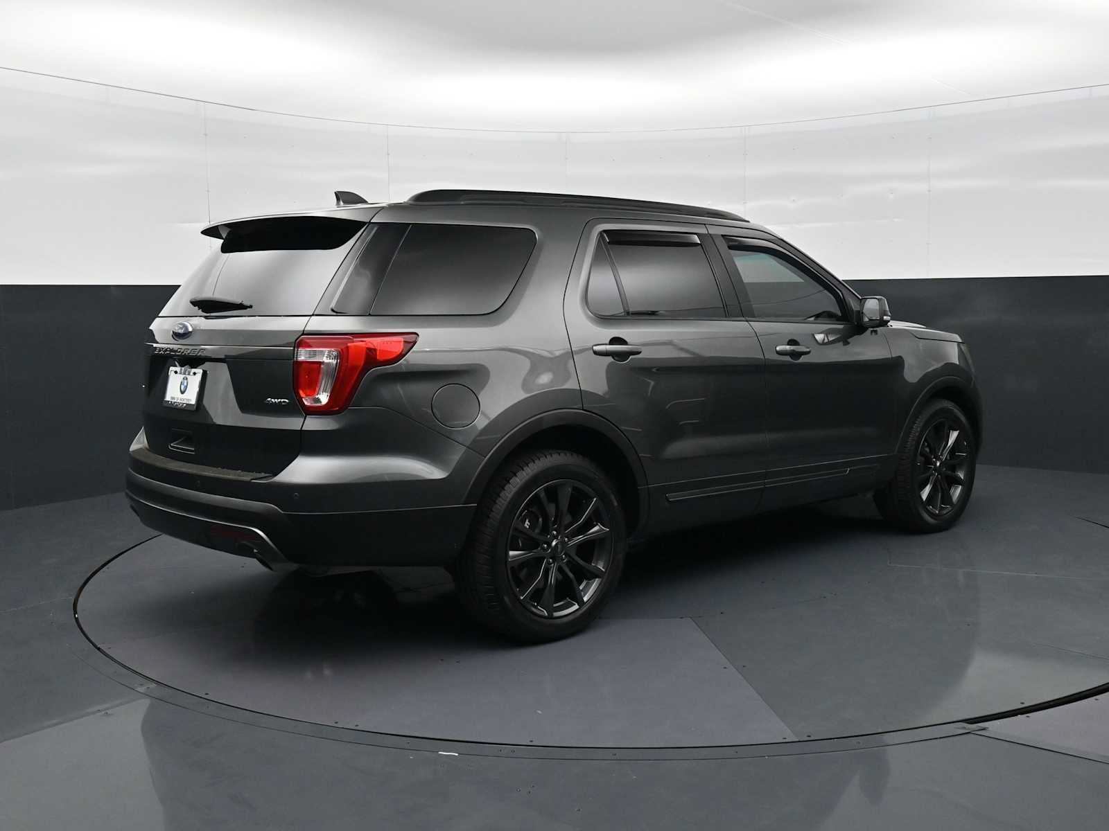 Used 2017 Ford Explorer XLT w/ Equipment Group 202A AWD/4WD image 5
