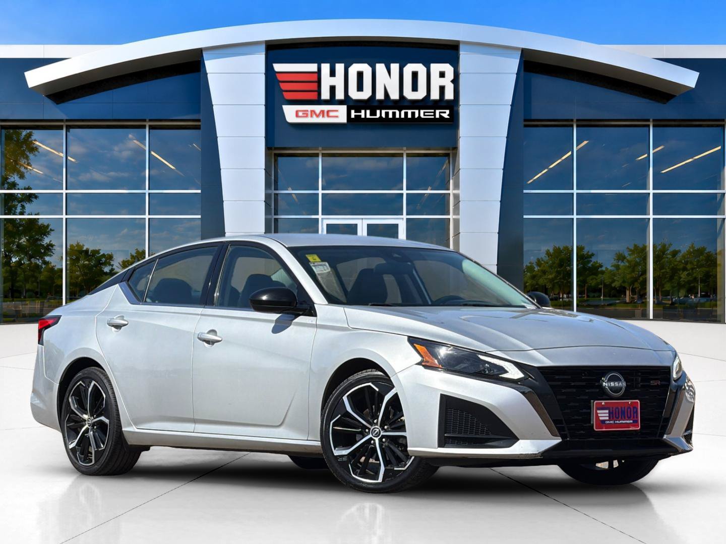 Used 2024 Nissan Altima 2.5 SR FWD image 2