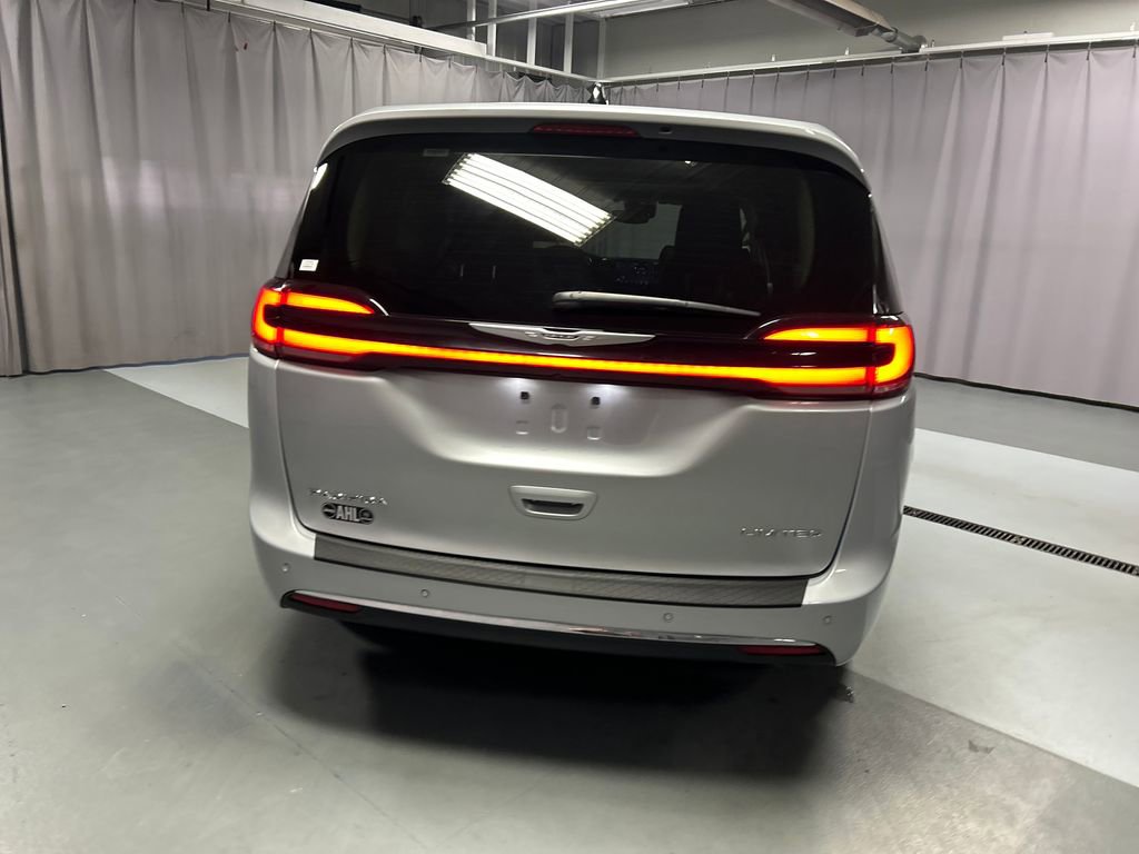 Used 2024 Chrysler Pacifica Limited FWD image 6