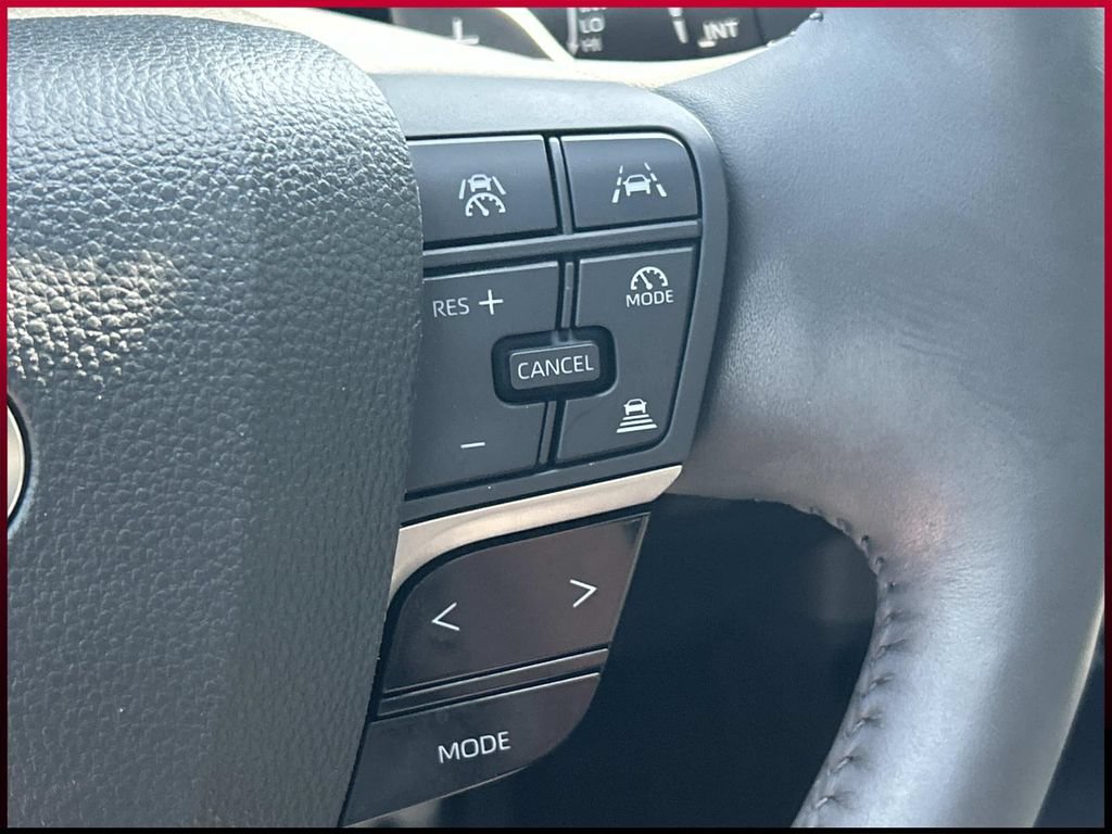 Used 2025 Toyota Camry Hybrid FWD image 31