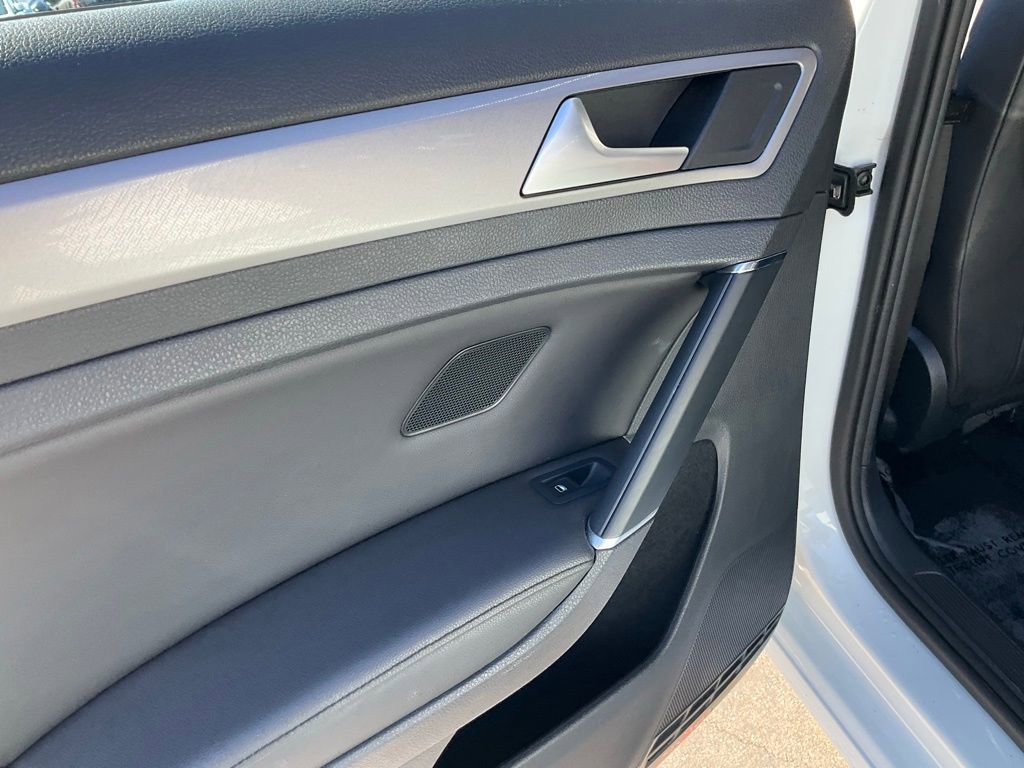 Used 2015 Volkswagen e-Golf SEL Premium image 32