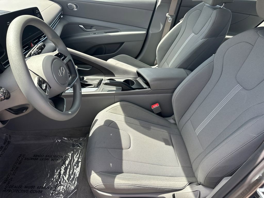 Used 2025 Hyundai Elantra SE FWD image 9