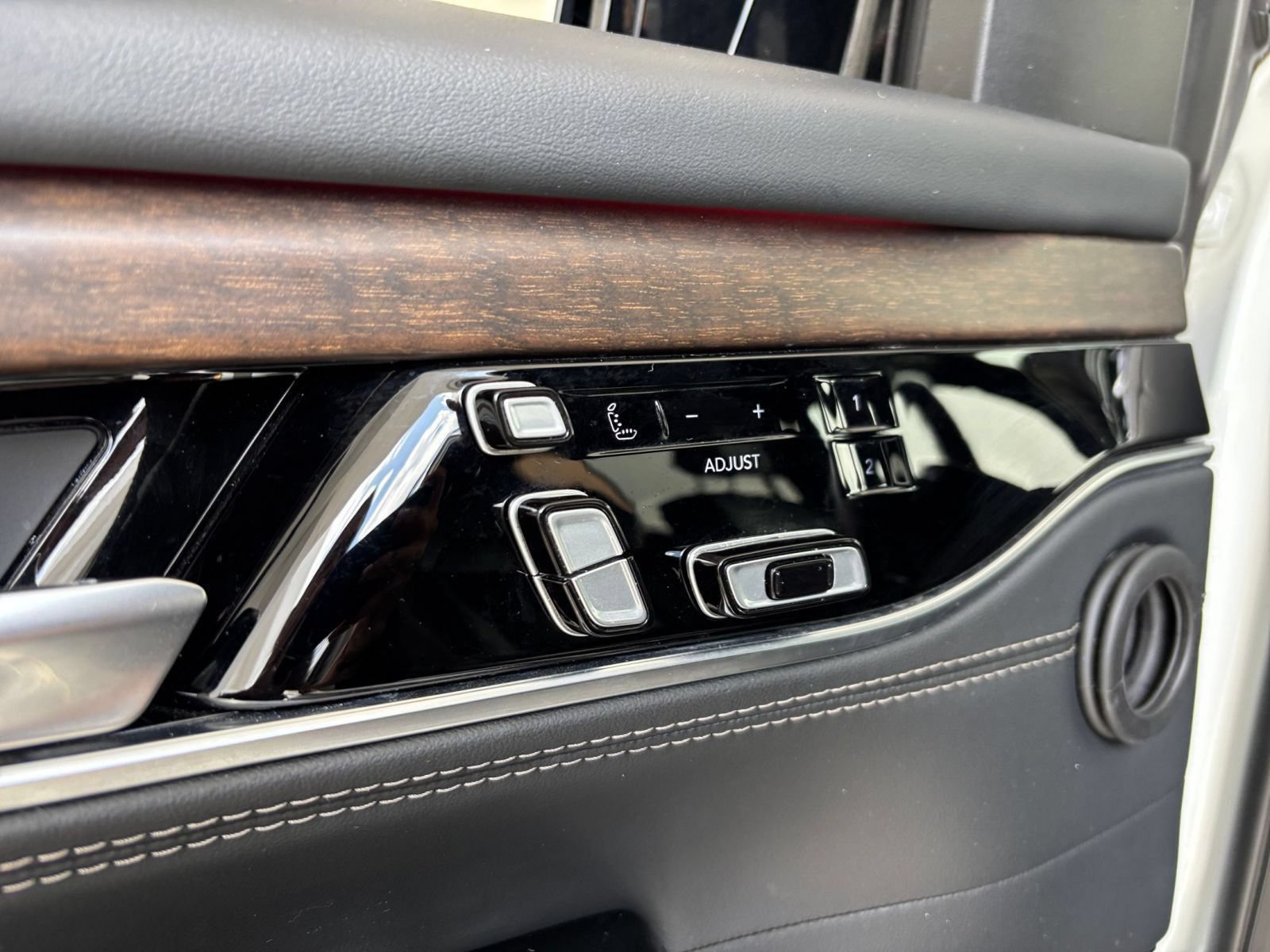 Used 2023 Jeep Grand Wagoneer Series II AWD/4WD image 23