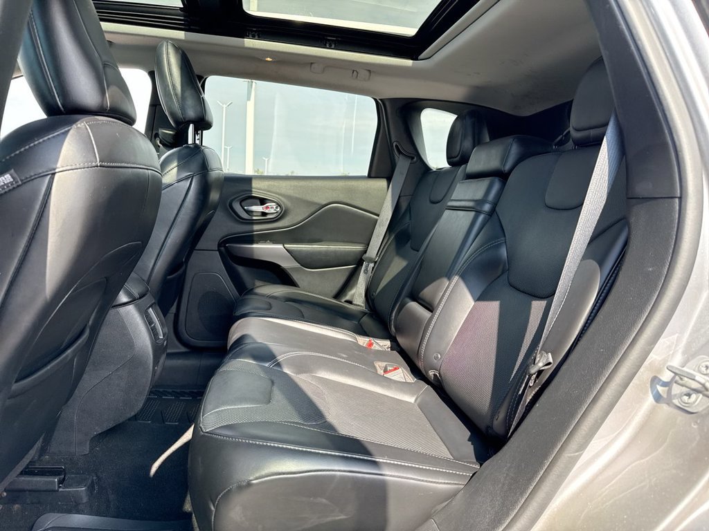 Used 2019 Jeep Cherokee Limited AWD/4WD image 23