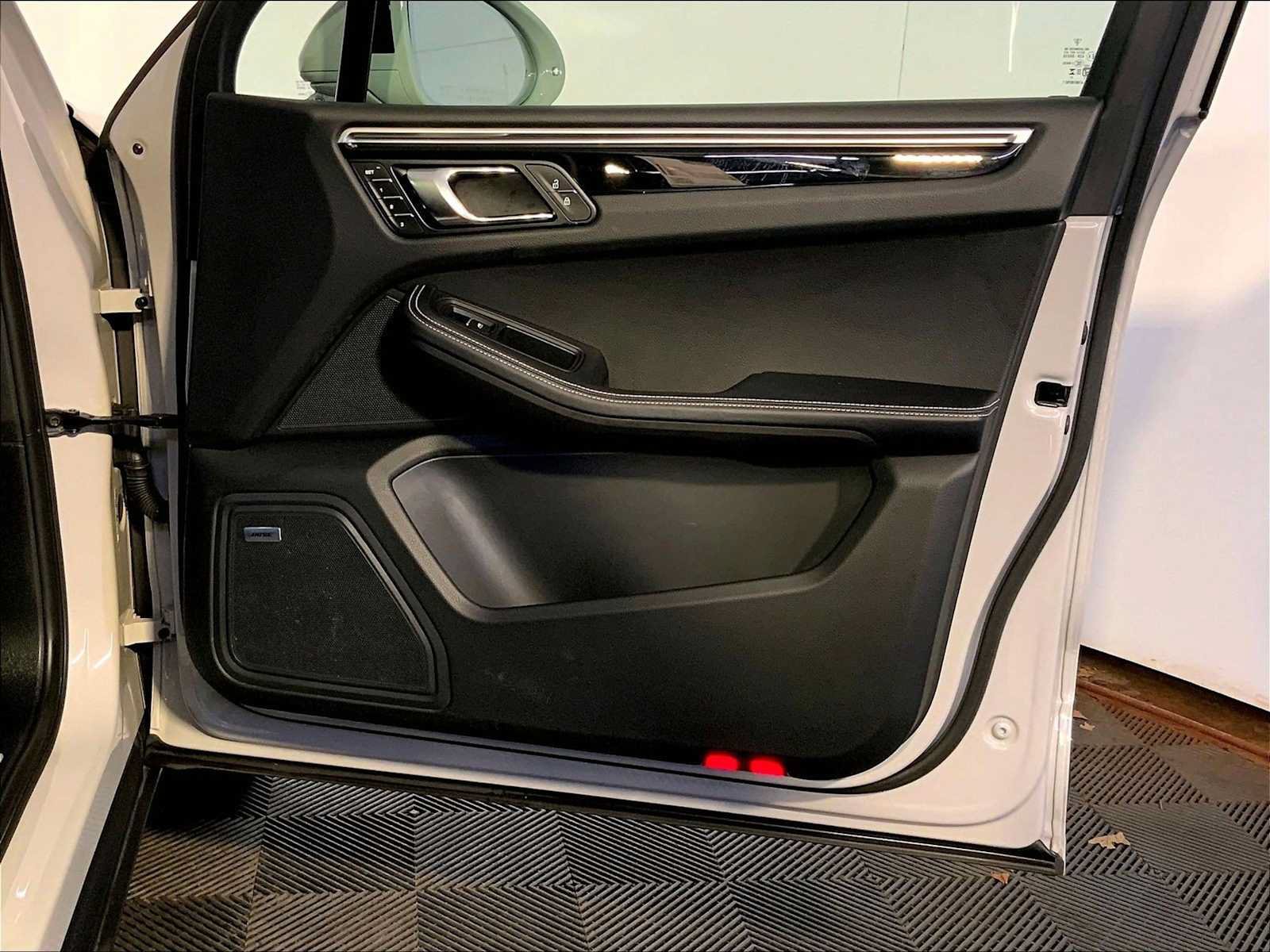 Certified 2024 Porsche Macan S AWD/4WD image 26
