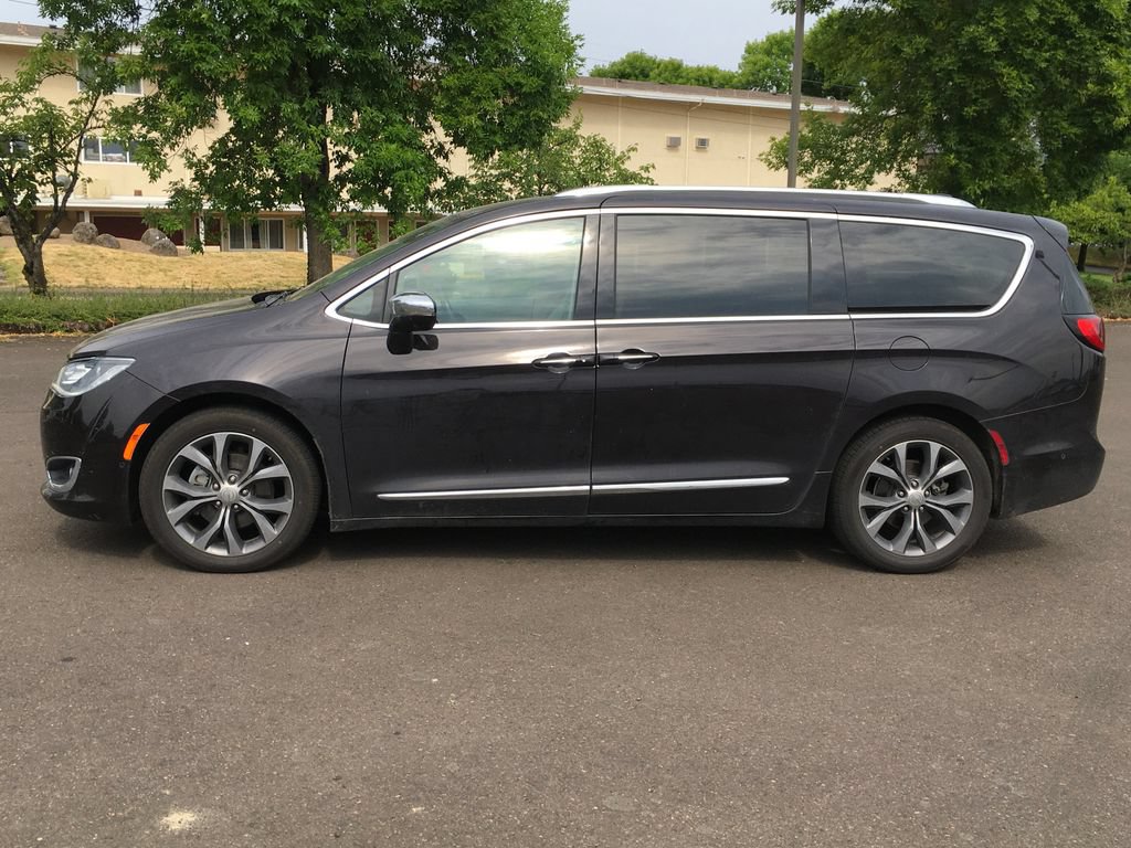 Used 2017 Chrysler Pacifica Limited FWD image 3