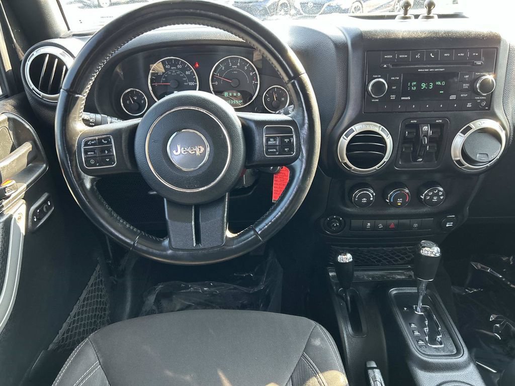 Used 2018 Jeep Wrangler Unlimited Rubicon w/ Connectivity Group AWD/4WD image 16