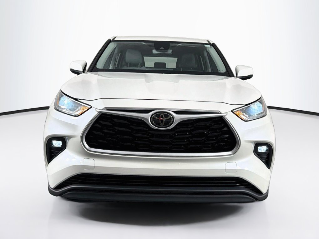 Used 2021 Toyota Highlander LE FWD image 2