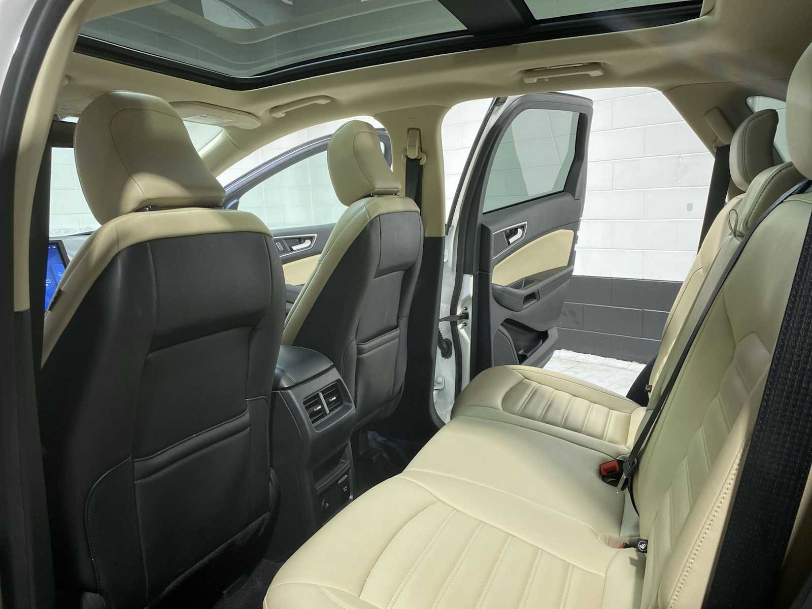 Used 2022 Ford Edge SEL w/ Convenience Package image 12
