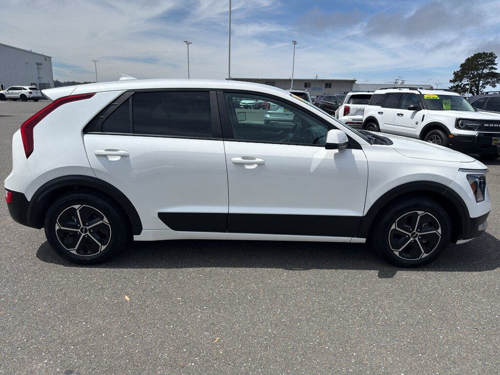 Used 2025 Kia Niro LX FWD image 6