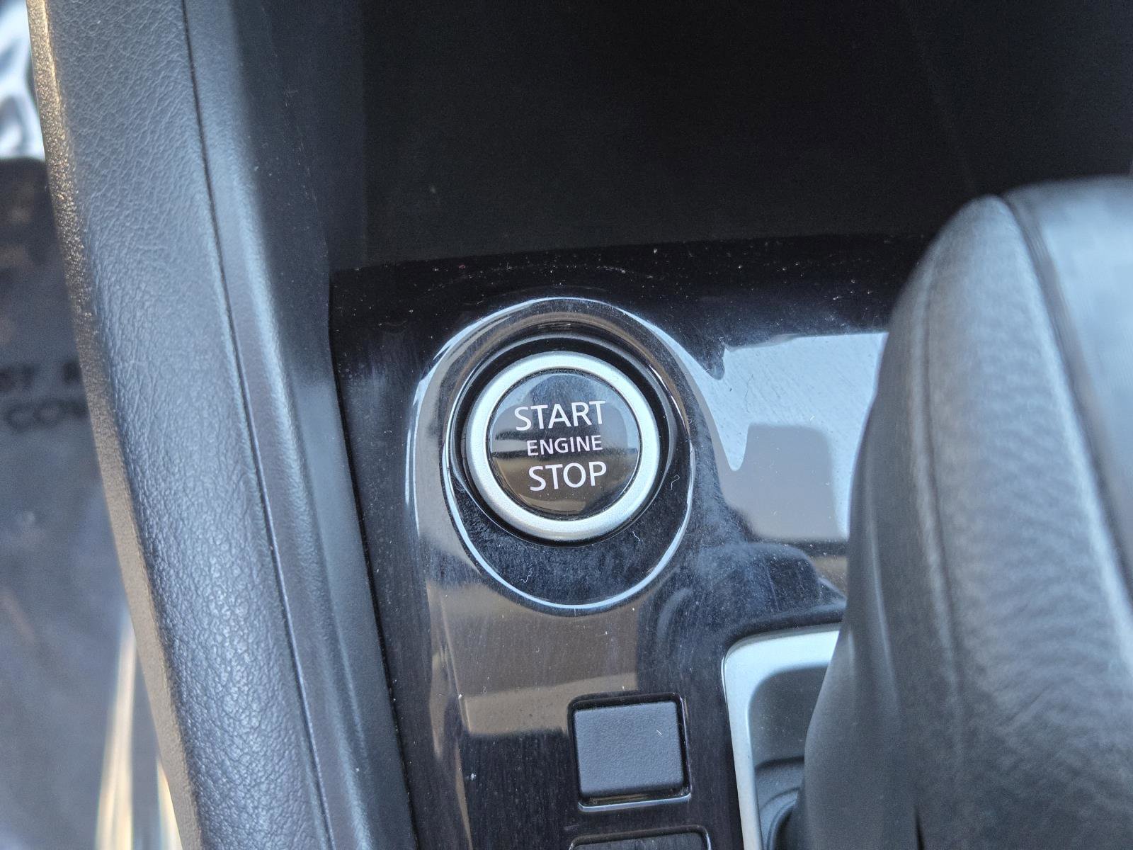 Used 2022 Nissan Versa SV FWD image 14