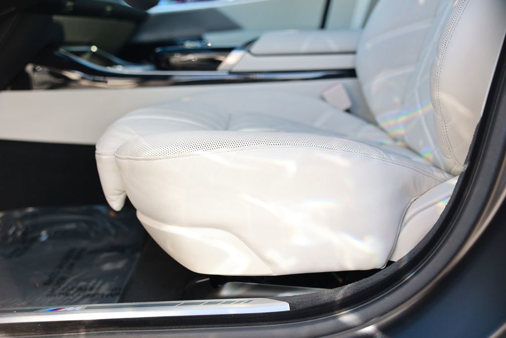 Used 2025 BMW i7 xDrive60 w/ Executive Package image 19