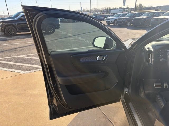 Used 2021 Volvo XC40 T4 R-Design w/ Climate Package image 10