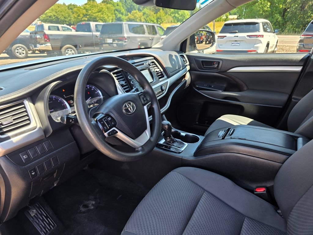Used 2019 Toyota Highlander LE AWD/4WD image 11
