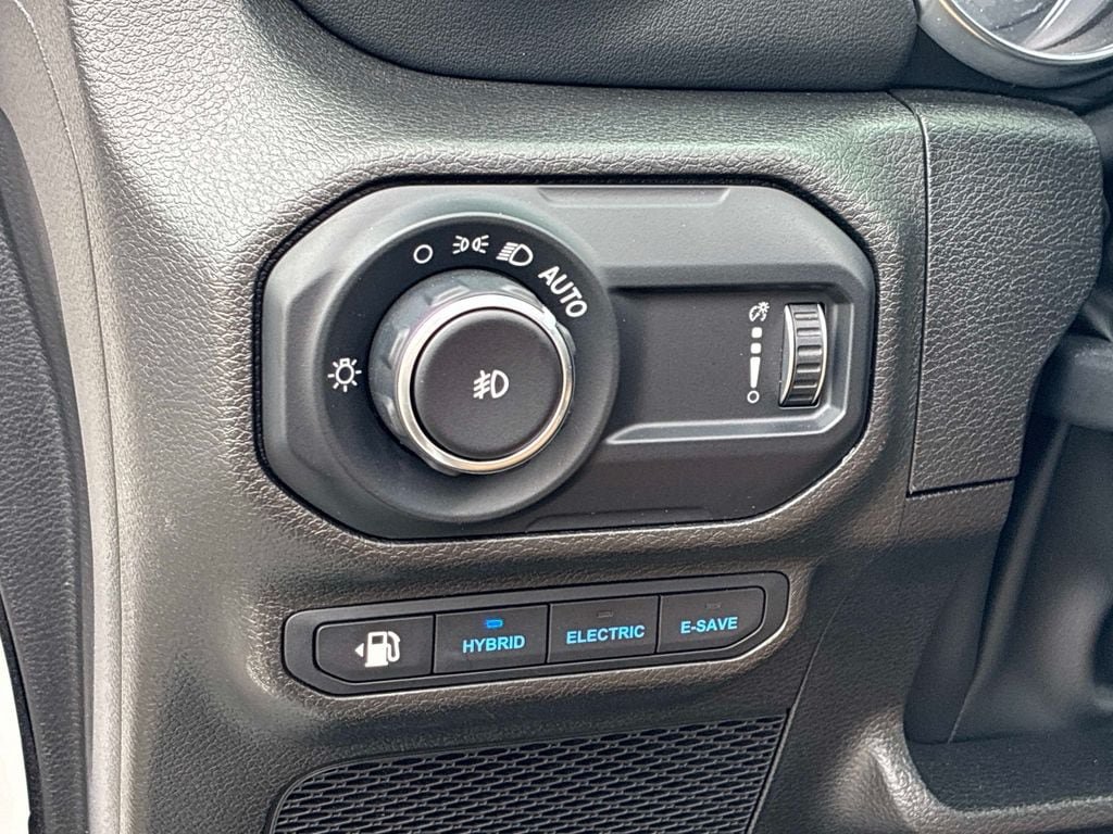 Used 2023 Jeep Wrangler Unlimited Sahara w/ Cold Weather Group AWD/4WD image 25