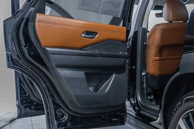 Used 2024 Nissan Pathfinder Platinum w/ Black Appearance Package image 35