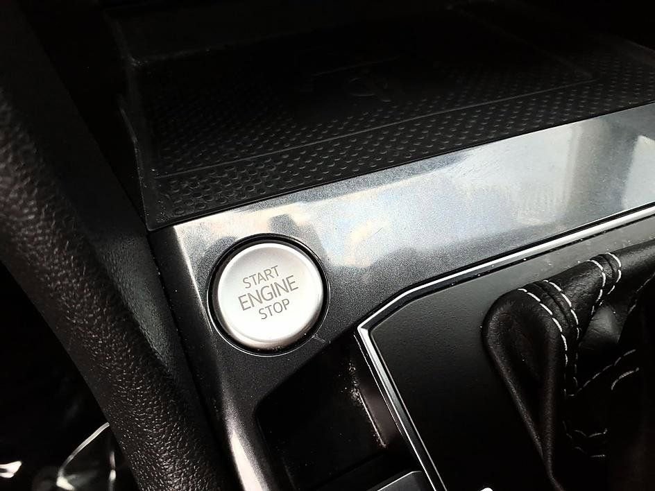 Used 2021 Volkswagen Tiguan SE image 32