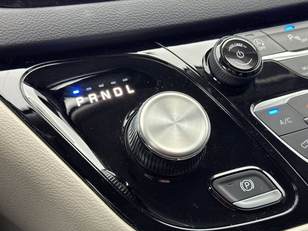 Used 2023 Chrysler Pacifica Touring-L image 21