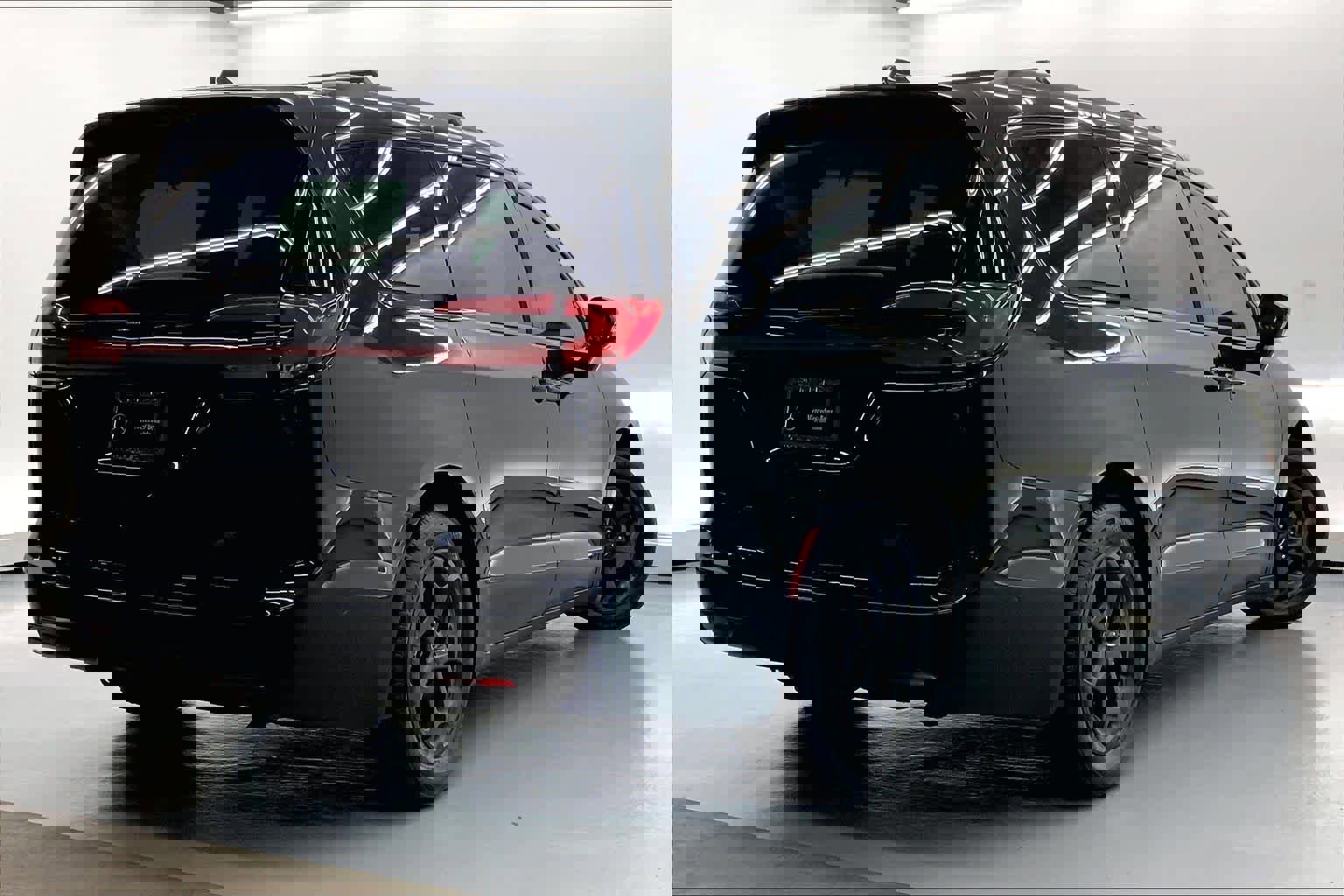 Used 2021 Chrysler Pacifica Limited w/ Uconnect Theater Family Group image 4