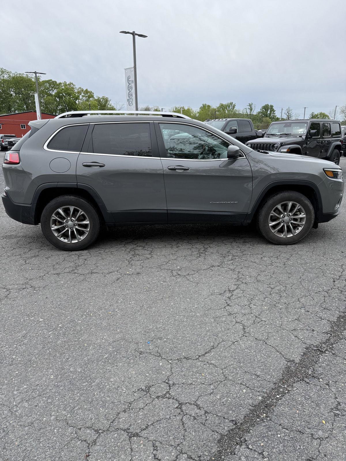 Used 2021 Jeep Cherokee Latitude Plus AWD/4WD image 4