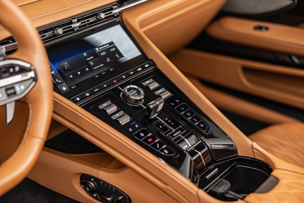 Used 2025 Aston Martin DB12 Convertible RWD image 19