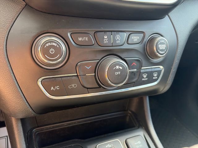 Used 2019 Jeep Cherokee Latitude Plus w/ Cold Weather Group AWD/4WD image 22