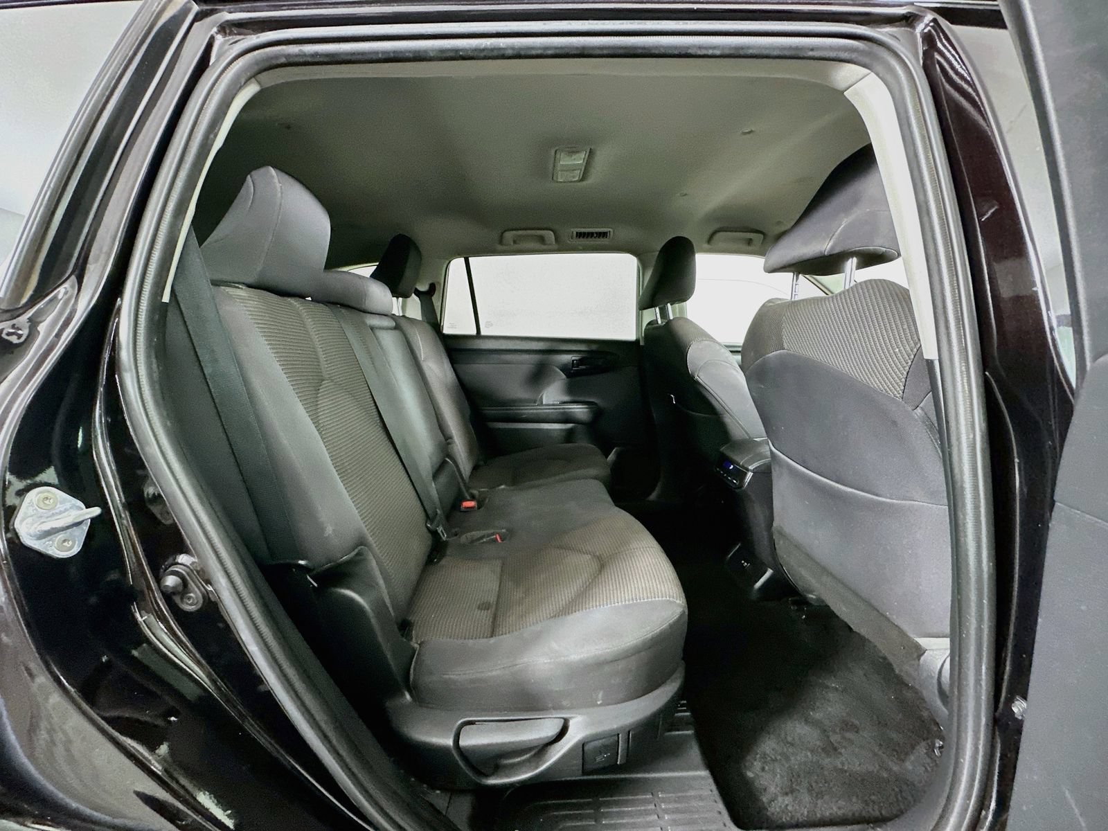Used 2021 Toyota Highlander LE FWD image 27
