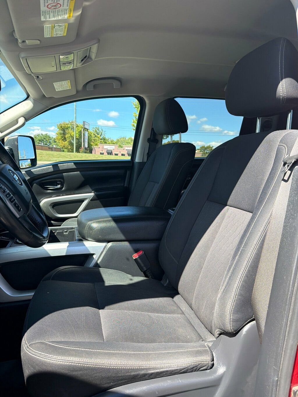 Used 2019 Nissan Titan SV w/ SV Convenience Package image 11