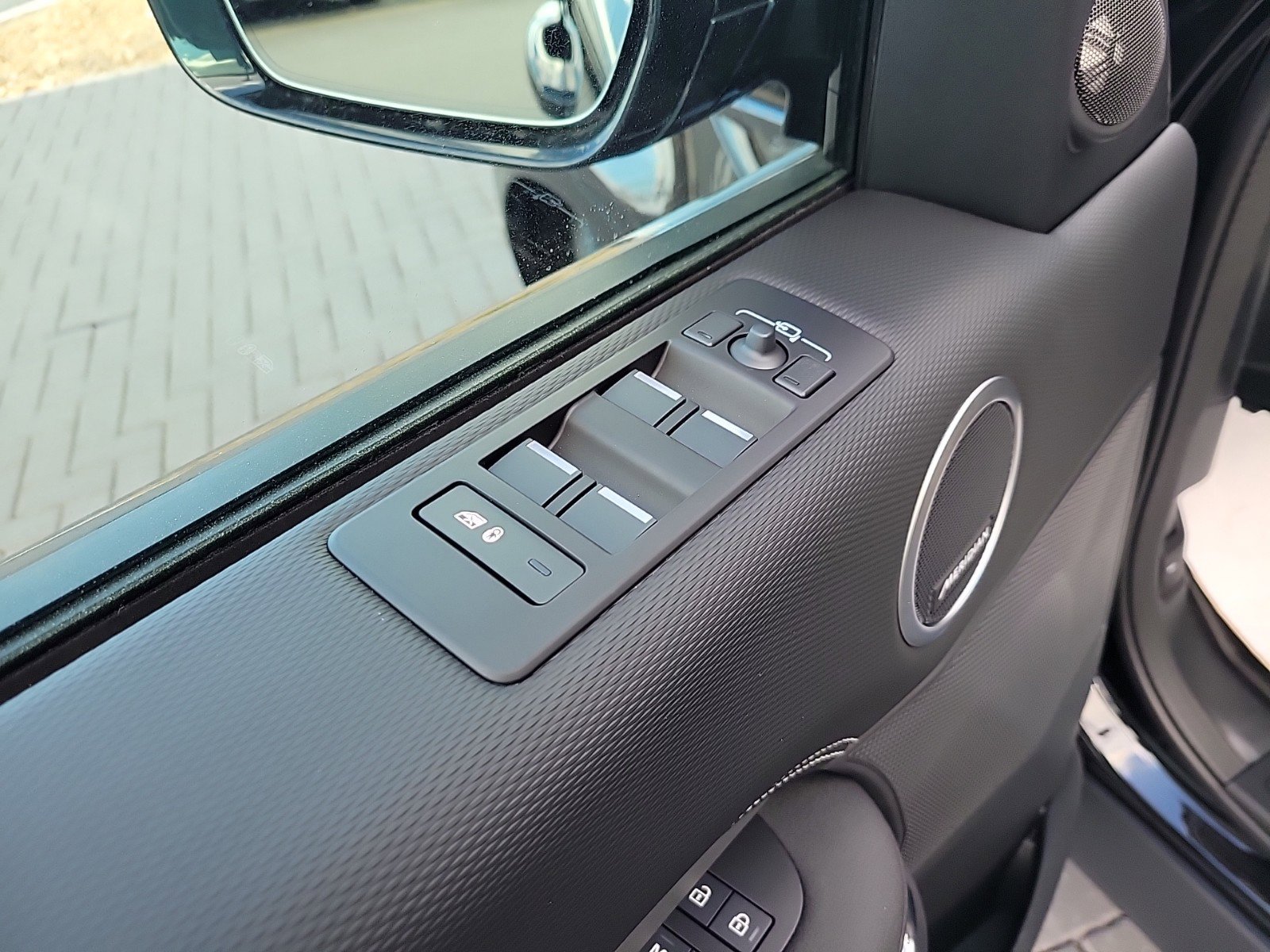 Used 2025 Land Rover Discovery Dynamic SE image 24