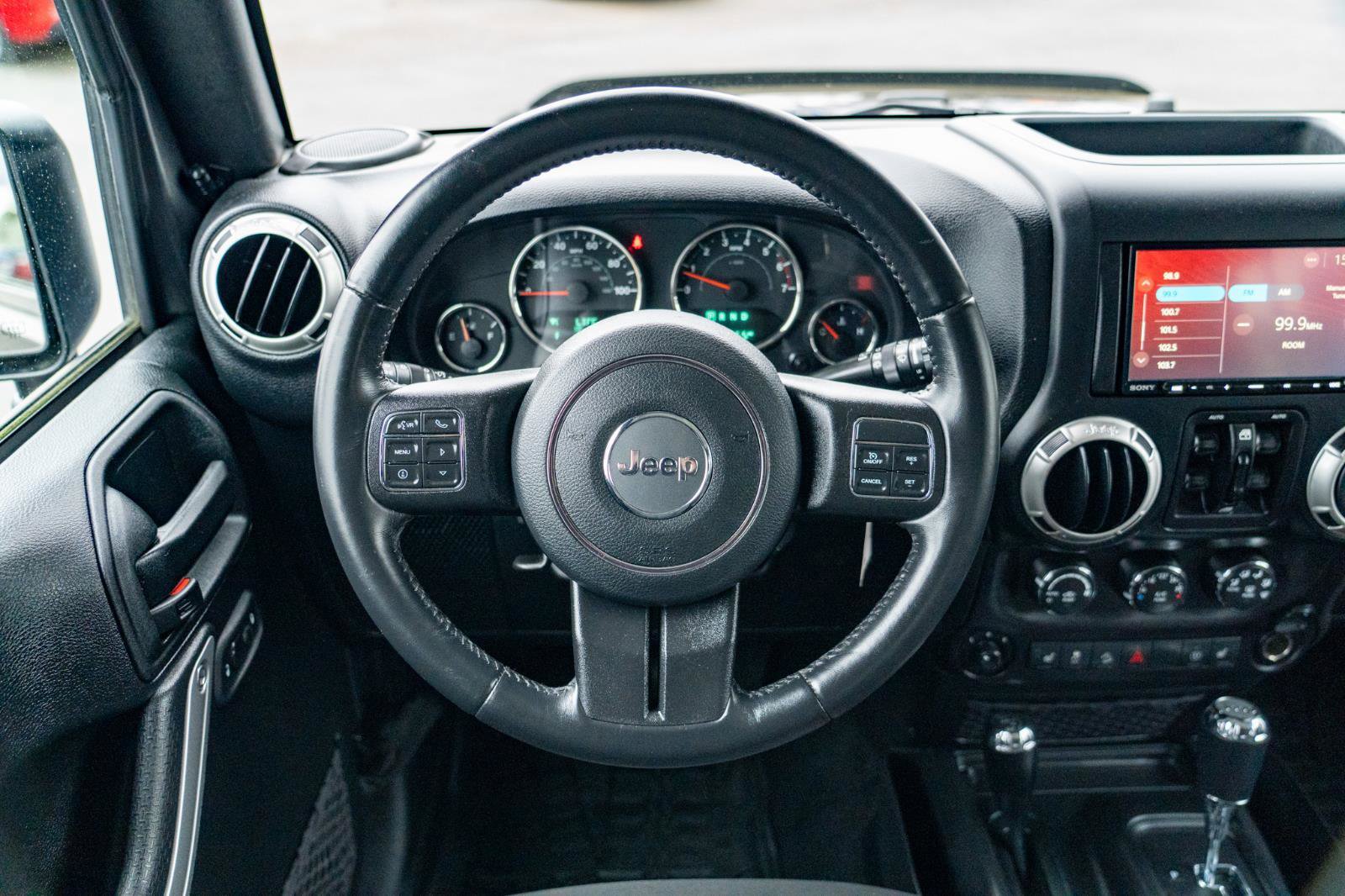 Used 2018 Jeep Wrangler Unlimited Sahara w/ Connectivity Group AWD/4WD image 28
